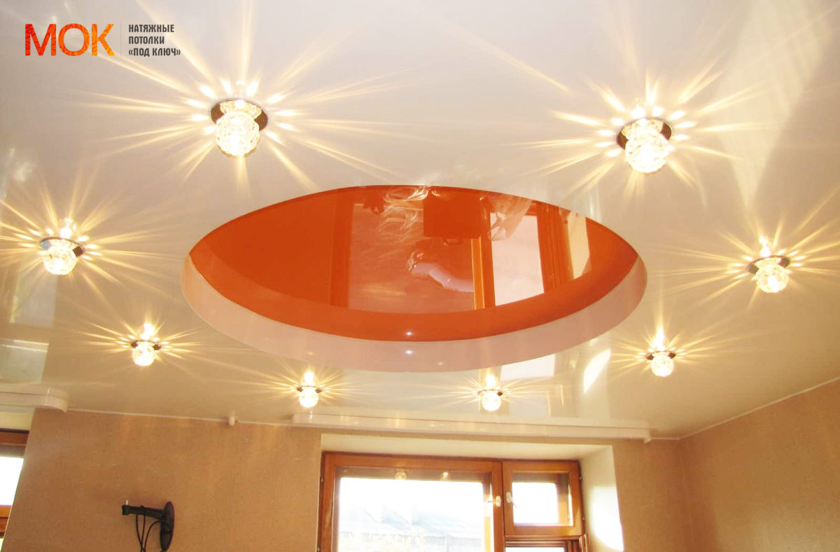 Двухуровневый глянцевый белый натяжной потолок: с яркой оранжевой нишей в центре